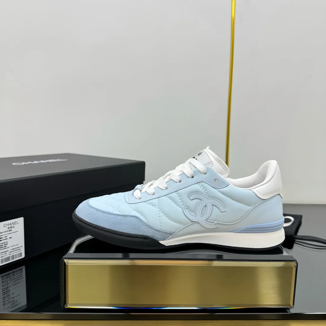 👟👟Ex-factory price 600👟👟 Top version Chanel Chanel - 2025 counter top casual sports shoes. This classic design; the upper is electro-embroidered with a variety of techniques; the outsole is fashionable and sporty; it is extraordinary and incorporates a variety of color matching elements... The diversified mix and match is very beautiful and versatile, and can be used for leisure, fashion, sports and outdoor... ꫛꫀꪝ Go➫ Material: ❶Upper is made of: original imported mercerized velvet + double-layer breathable mesh ❷Inside is made of: original imported breathable mesh ❸Outsole is based on: original TPU combination outsole Counter boutique packaging complete set for women 35–41 👉